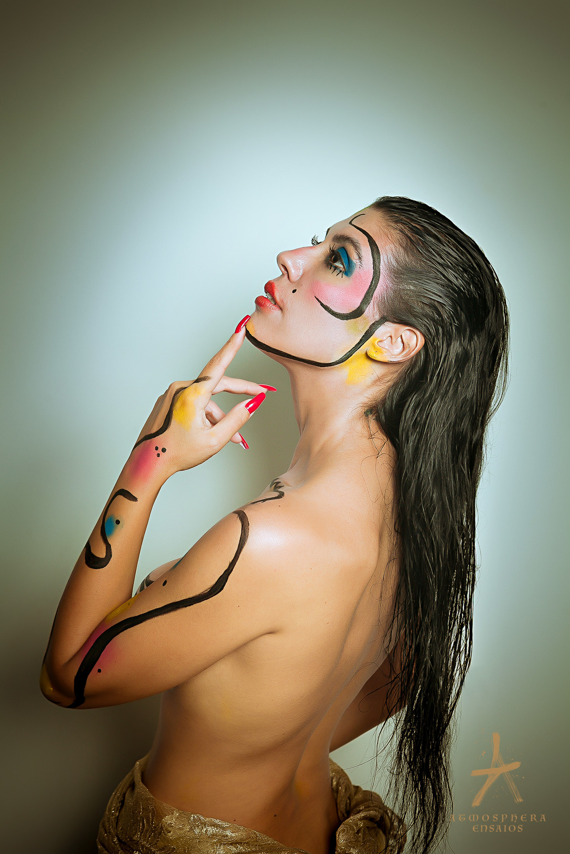 projeto ensaio book nu artístico modelos de nu pintura corporal elisa paz iamonike cabelos longos branca negra parda mulher brasileira natural naturismo naturalidade sensualidade sexy boudoir arte body painting magia das cores dedo unhas pintadas vermelha