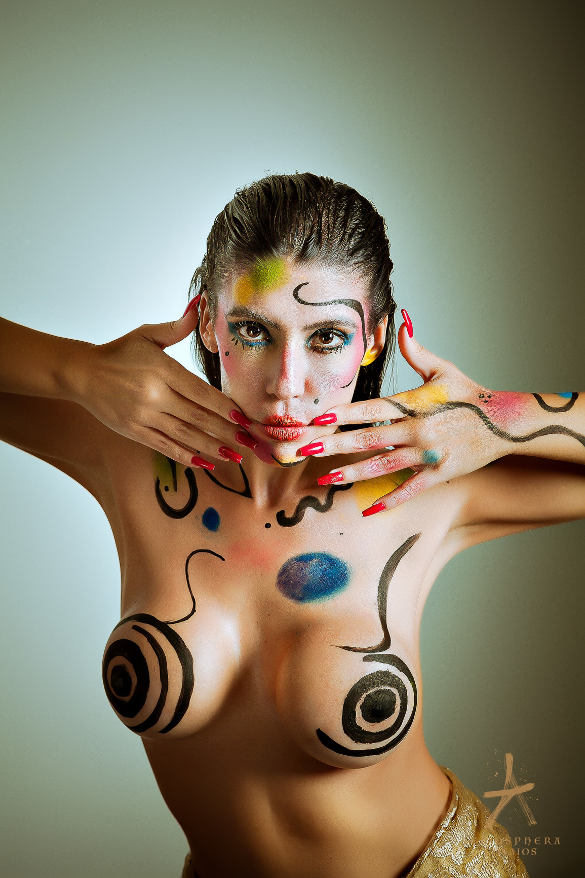 projeto ensaio book nu artístico modelos de nu pintura corporal elisa paz iamonike cabelos longos branca negra parda mulher brasileira natural naturismo naturalidade sensualidade sexy boudoir arte body painting magia das cores mãos pintadas unhas vermelha