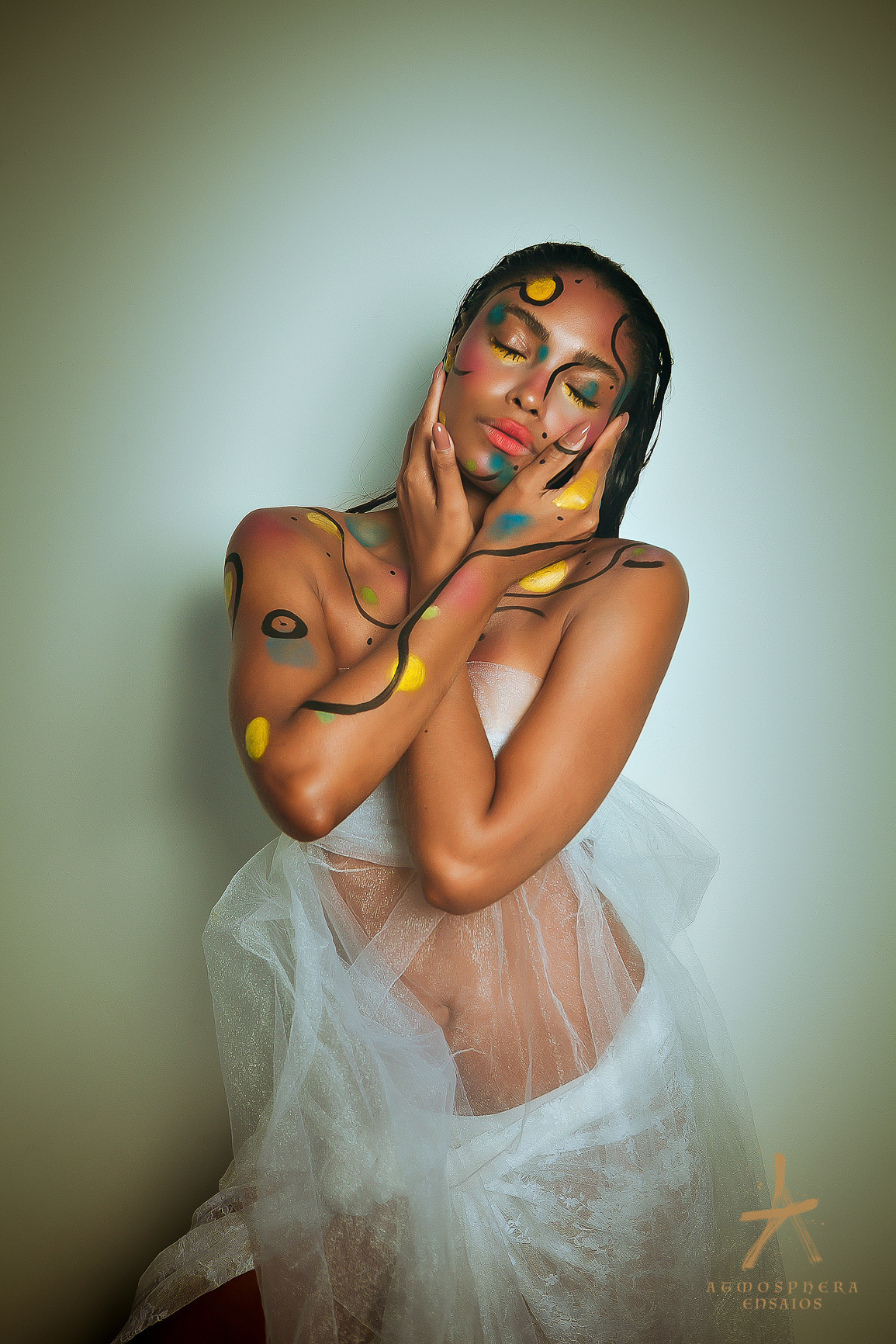 projeto ensaio book nu artístico modelos de nu pintura corporal elisa paz iamonike cabelos longos branca negra parda mulher brasileira natural naturismo naturalidade sensualidade sexy boudoir arte body painting magia das cores  contemplação