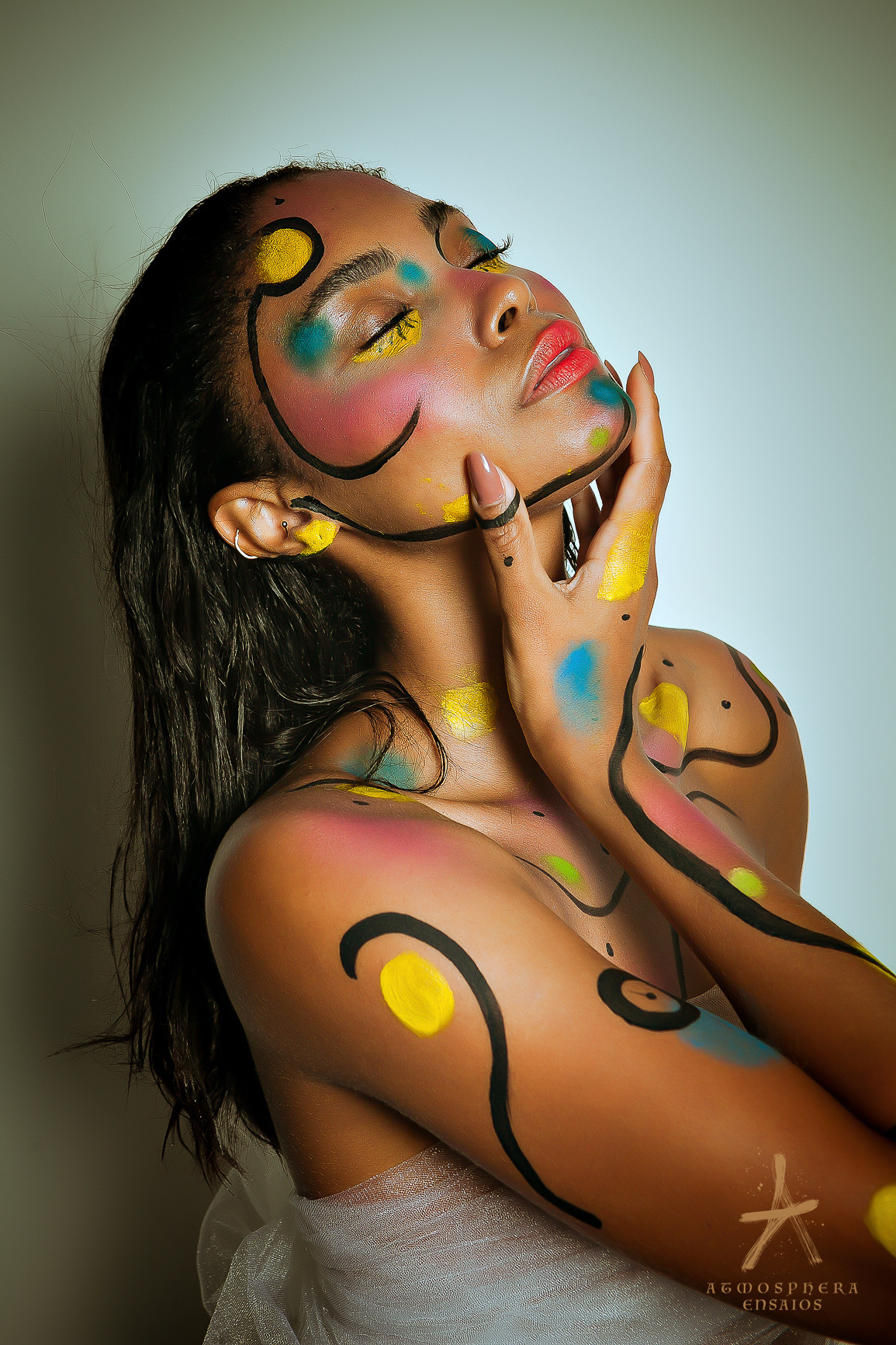 projeto ensaio book nu artístico modelos de nu pintura corporal elisa paz iamonike cabelos longos branca negra parda mulher brasileira natural naturismo naturalidade sensualidade sexy boudoir arte body painting magia das cores  suavidade toques