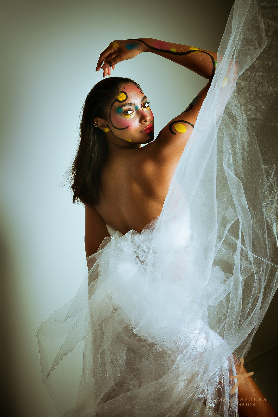 projeto ensaio book nu artístico modelos de nu pintura corporal elisa paz iamonike cabelos longos branca negra parda mulher brasileira natural naturismo naturalidade sensualidade sexy boudoir arte body painting magia das cores veus voando janela