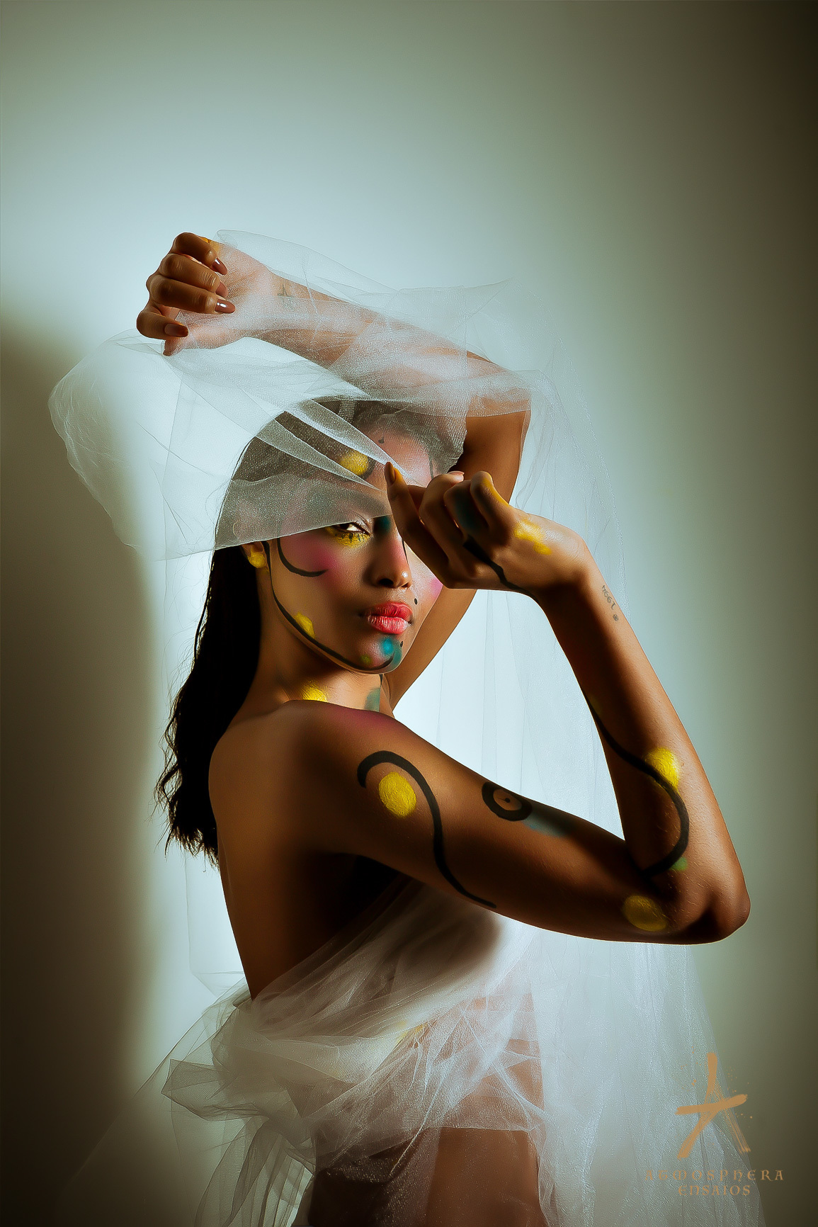 projeto ensaio book nu artístico modelos de nu pintura corporal elisa paz iamonike cabelos longos branca negra parda mulher brasileira natural naturismo naturalidade sensualidade sexy boudoir arte body painting magia das cores estúdio fotos