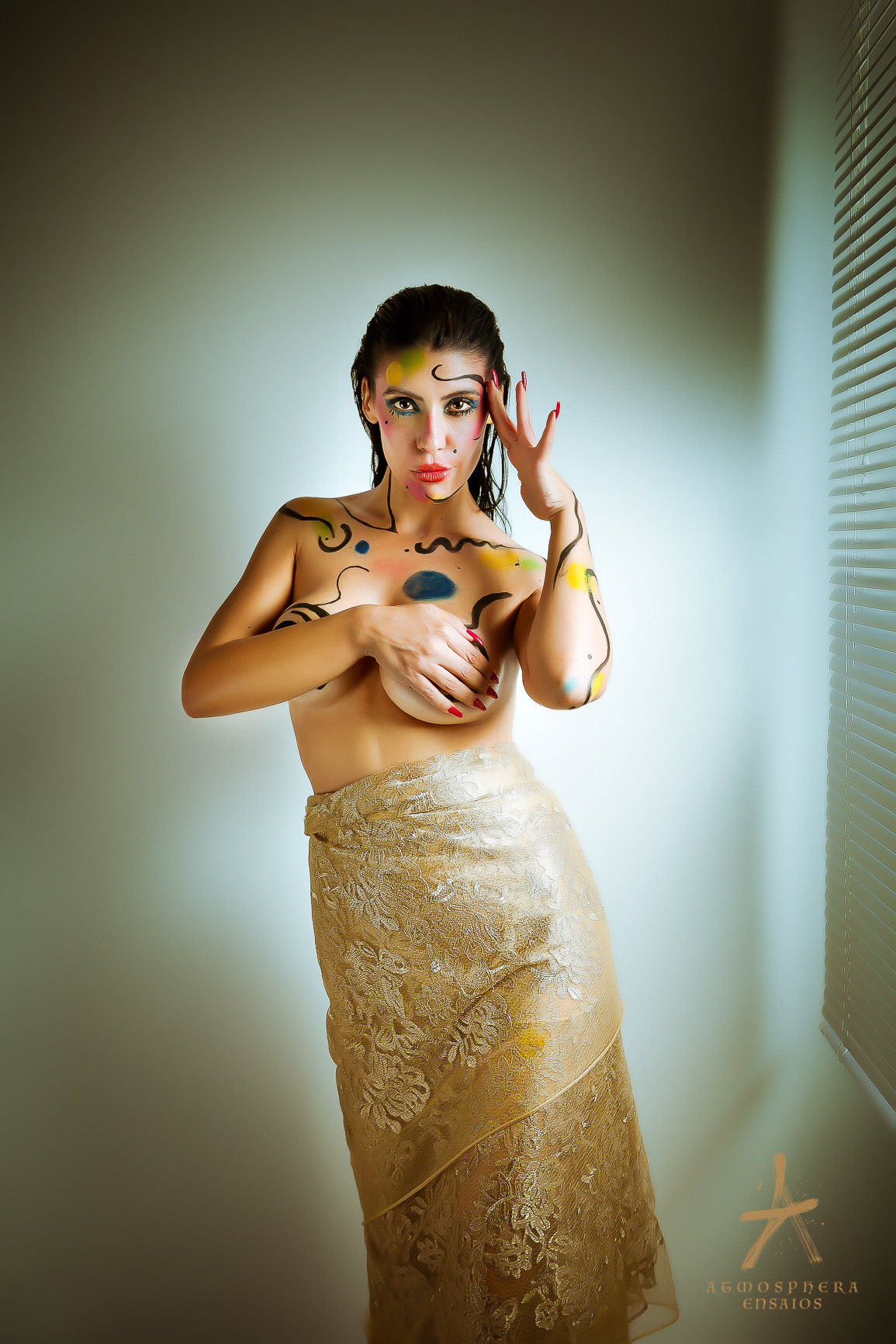 projeto ensaio book nu artístico modelos de nu pintura corporal elisa paz iamonike cabelos longos branca negra parda mulher brasileira natural naturismo naturalidade sensualidade sexy boudoir arte body painting magia das cores seios cobertos nudes nudez