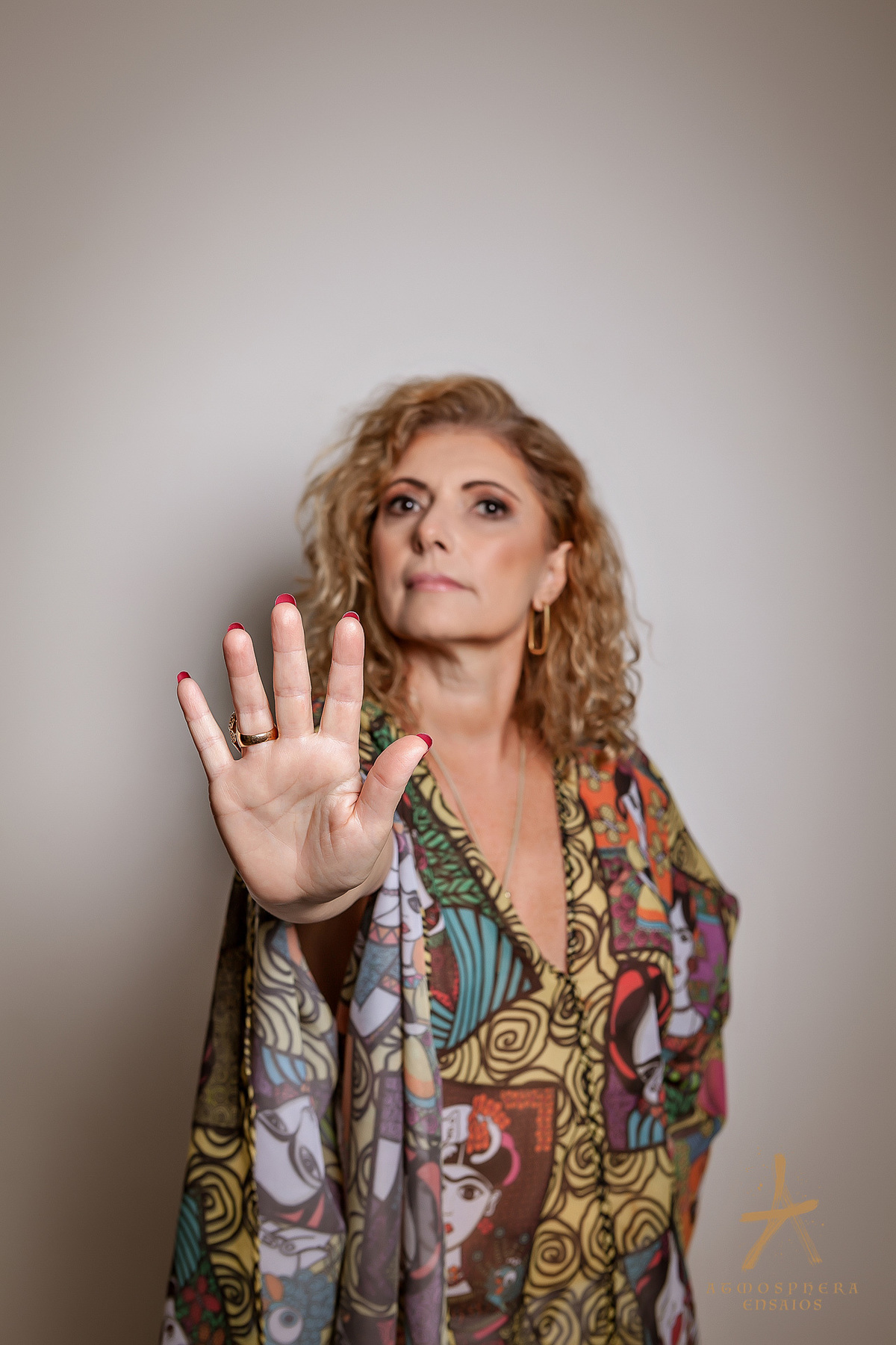 sexologa ensaio fotografico neise galego sexo educação coaching terapeuta holistica terapia sexual para casais mulheres homens
careta roupa colorida mulher retrato mão estendida STOP pare parar não