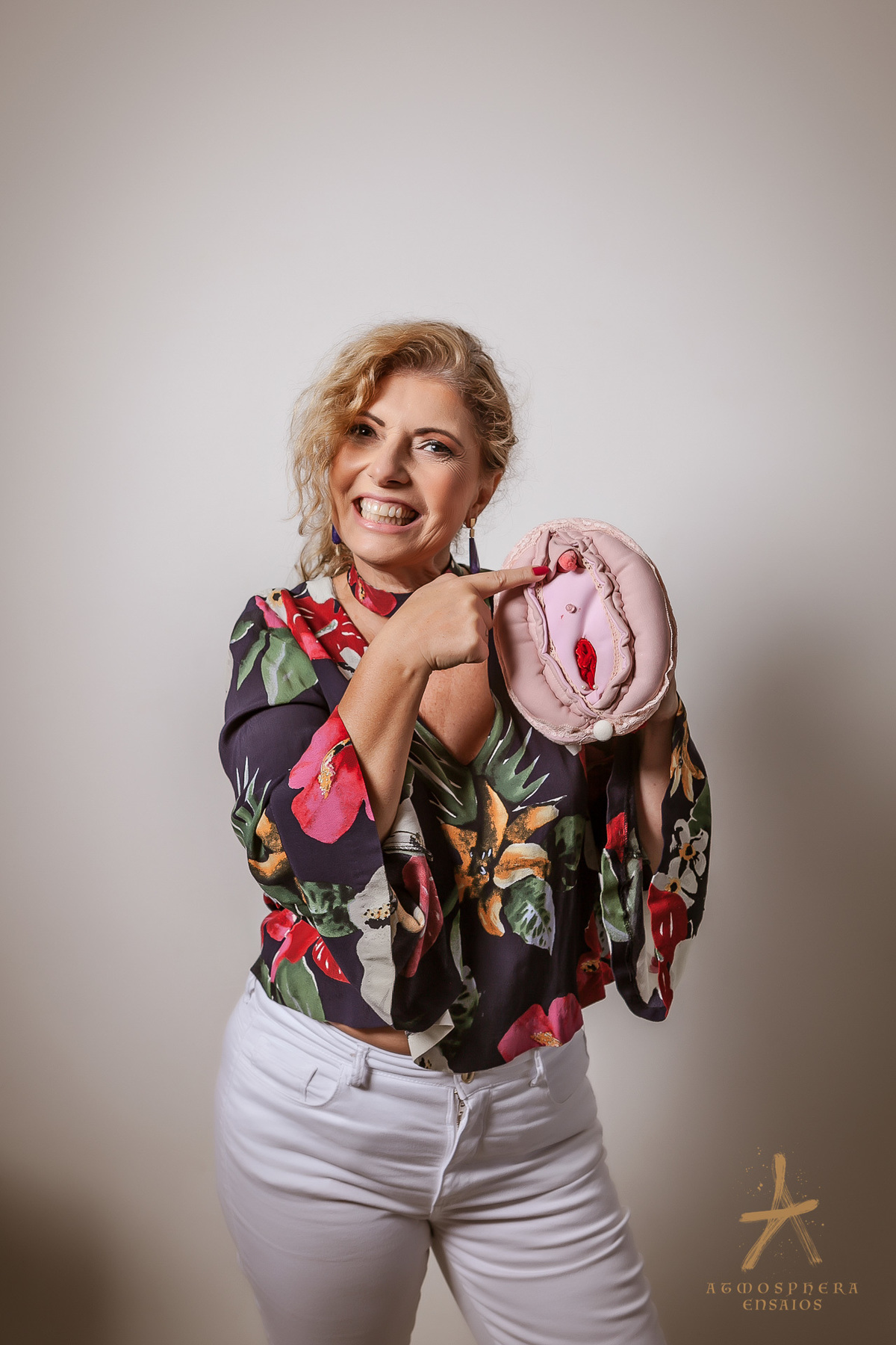 sexologa ensaio fotografico neise galego sexo educação coaching terapeuta holistica terapia sexual para casais mulheres homens
careta roupa colorida mulher retrato mãos dedo clitoris vagina buceta ppk xoxota