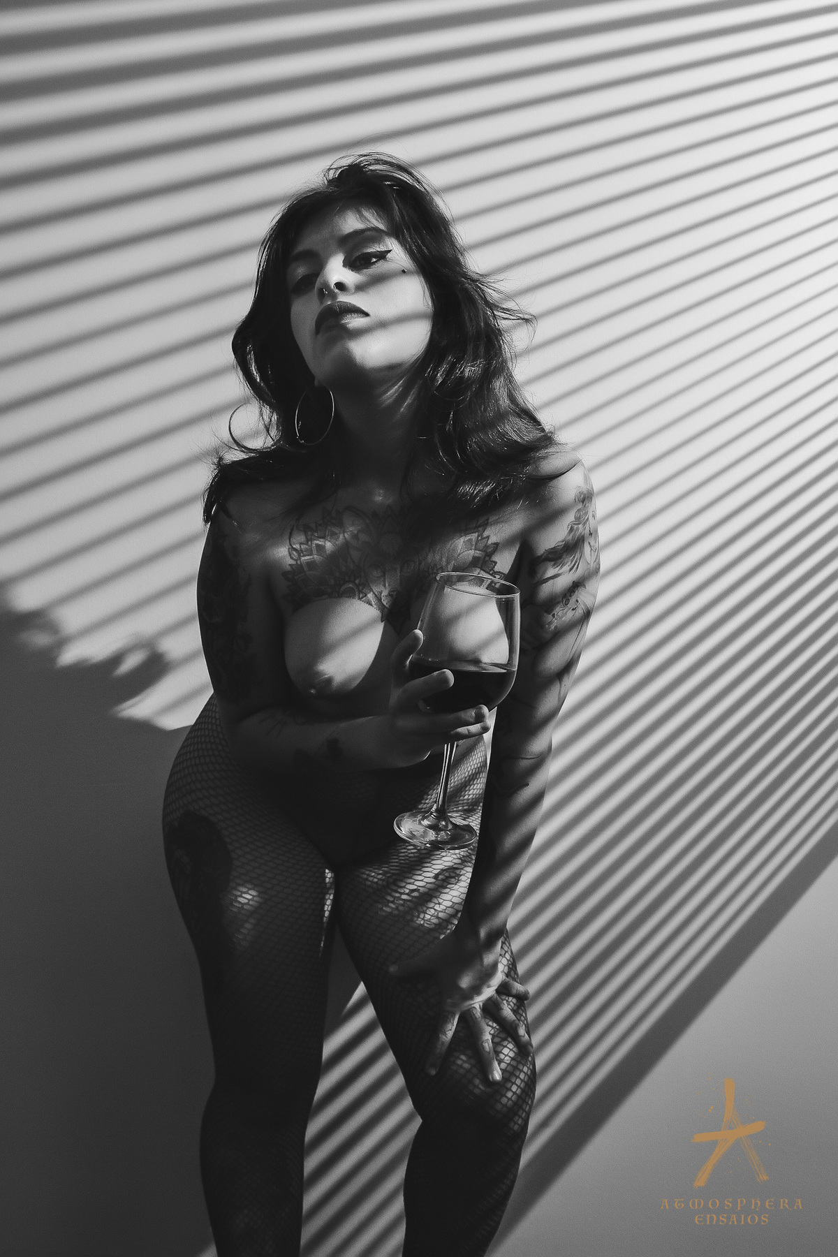 makink of ensaio fotografico sensual são paulo sp estúdio book boudoir fotógrafo fotografia maquiagem expressão carão mulher tatuada tatuagem feminina empoderada preto e branco luz e sombras contraste fine arte alto padrão linhas