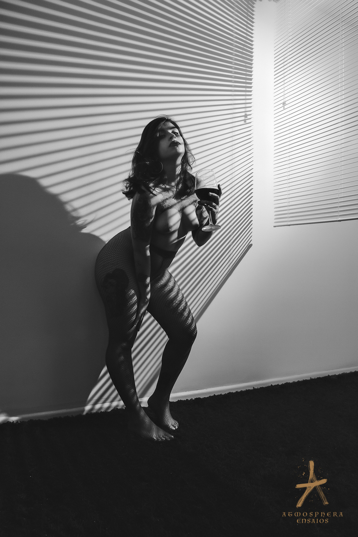 makink of ensaio fotografico sensual são paulo sp estúdio book boudoir fotógrafo fotografia maquiagem expressão carão mulher tatuada tatuagem feminina empoderada preto e branco luz e sombras contraste fine arte alto padrão bebida cabelos longos