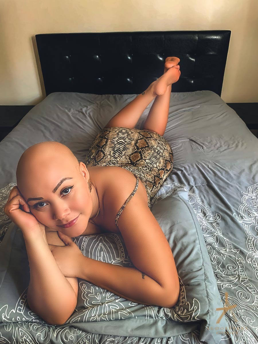 ensaio sensual guiado remoto internet brasil eua boston mulher brasileira quimioterapia história cirurgia cancer de mama superação vida luta esperança deus fé amor família filhos filha ressignificação deitada na cama calma lençol cores careca