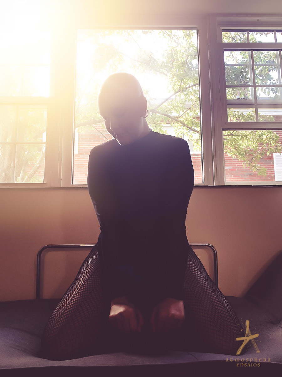 ensaio sensual guiado remoto internet brasil eua boston mulher brasileira quimioterapia história cirurgia cancer de mama superação vida luta esperança deus fé amor família filhos filha ressignificação reflexiva sol contra luz ajoelhada