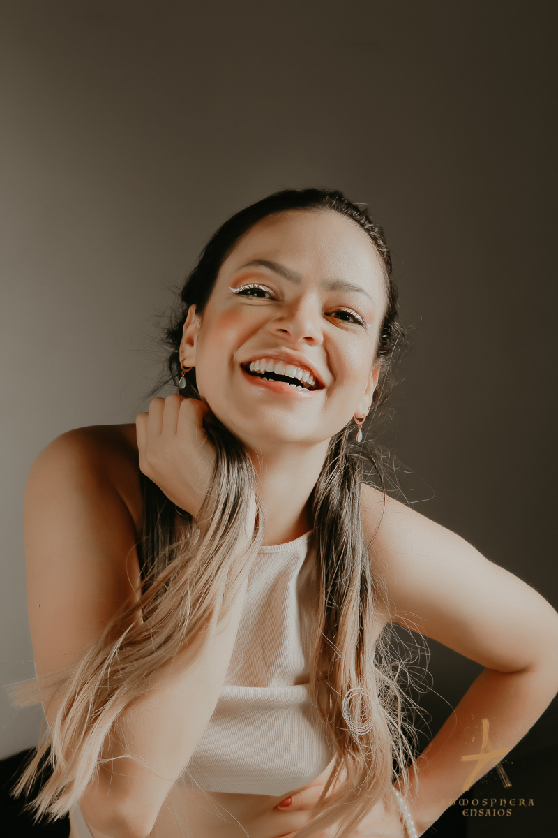 ensaio feminino sensual lingerie morena cabelos maquiagem são paulo book boudoir estúdio fotográfico casual calcinha sexy empoderada mulher verdadeira real sensualidade corpo nu artístico poses fotógrafo profissional body