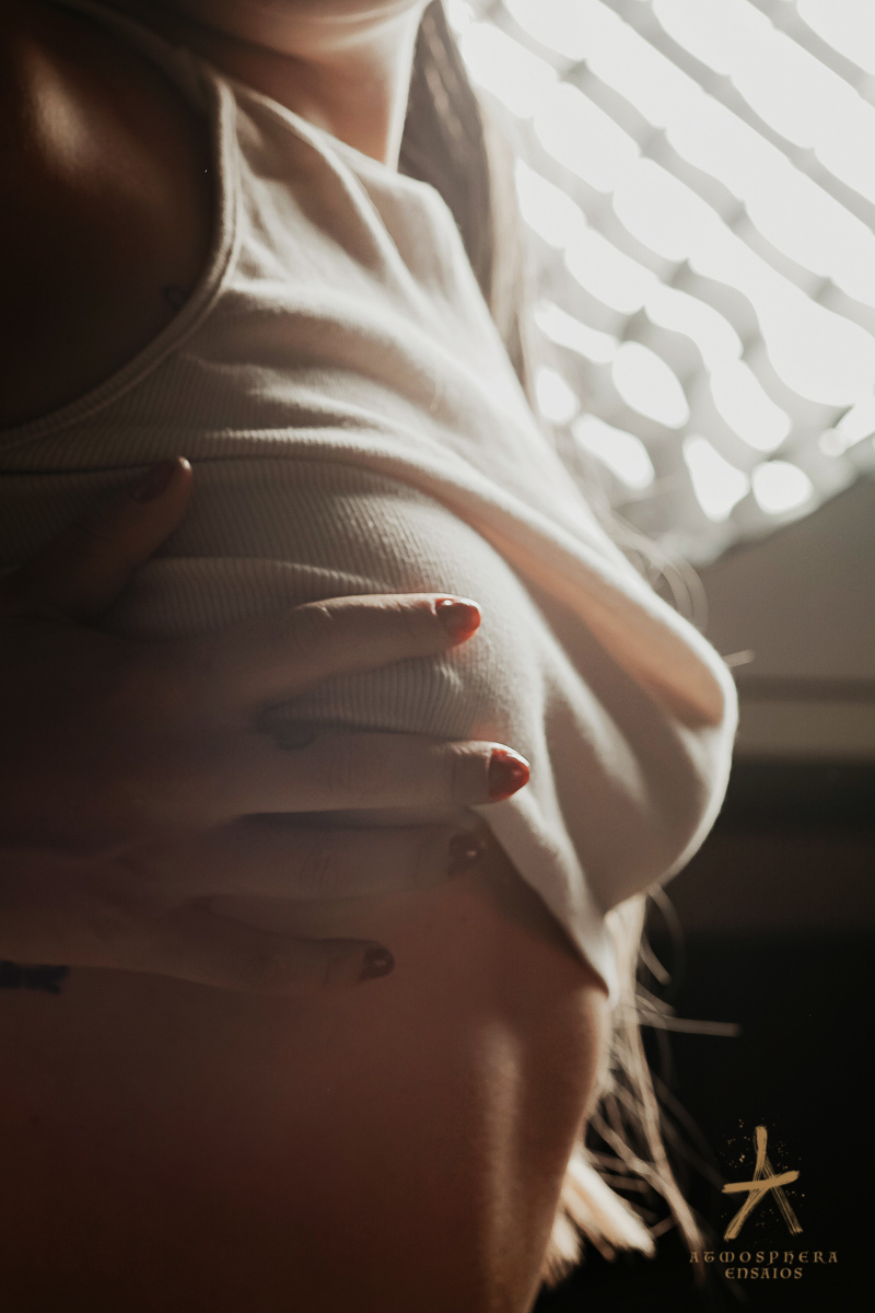 ensaio feminino sensual lingerie morena cabelos maquiagem são paulo book boudoir estúdio fotográfico casual calcinha sexy empoderada mulher verdadeira real sensualidade corpo nu artístico poses fotógrafo profissional body detalhes seios