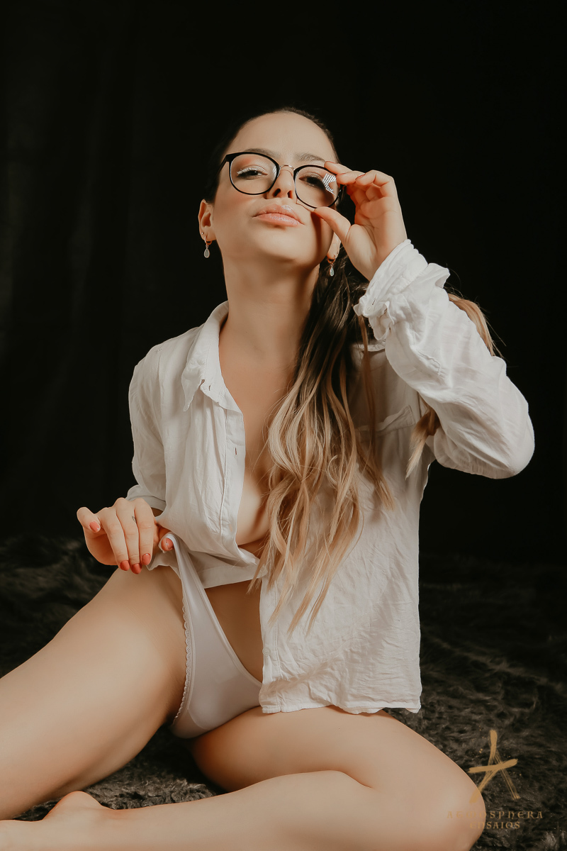 ensaio feminino sensual lingerie morena cabelos maquiagem são paulo book boudoir estúdio fotográfico casual calcinha sexy empoderada mulher verdadeira real sensualidade corpo nu artístico poses fotógrafo profissional body