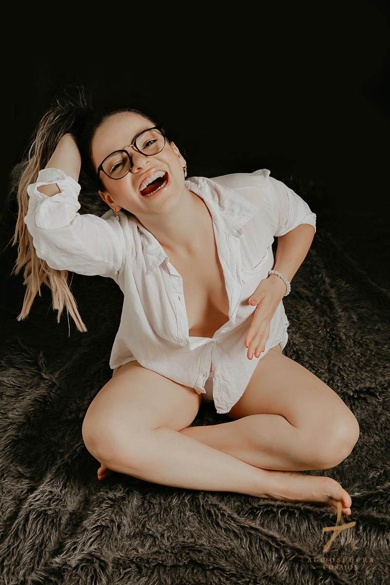 ensaio feminino sensual lingerie morena cabelos maquiagem são paulo book boudoir estúdio fotográfico casual calcinha sexy empoderada mulher verdadeira real sensualidade corpo nu artístico poses fotógrafo profissional body