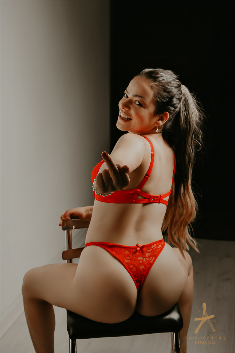 ensaio feminino sensual lingerie morena cabelos maquiagem são paulo book boudoir estúdio fotográfico casual calcinha sexy empoderada mulher verdadeira real sensualidade corpo nu artístico poses fotógrafo profissional body fuck you dedo do meio