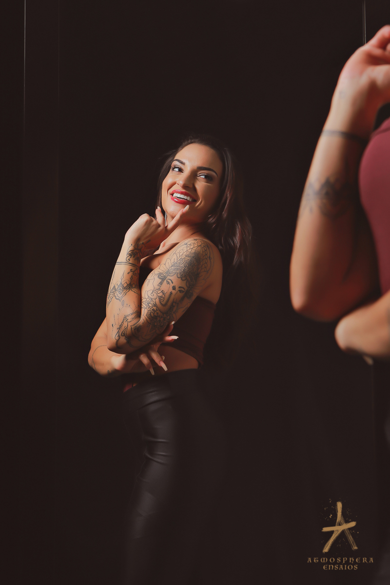 monique bertolini ensaio sensual retratos estúdio em são paulo especializado em mulheres reais verdadeiras auto estima amor próprio lingerie body musculação atividade física dieta exercícios sensualidade natural alegria sorrisos verdade liberdade tattoo