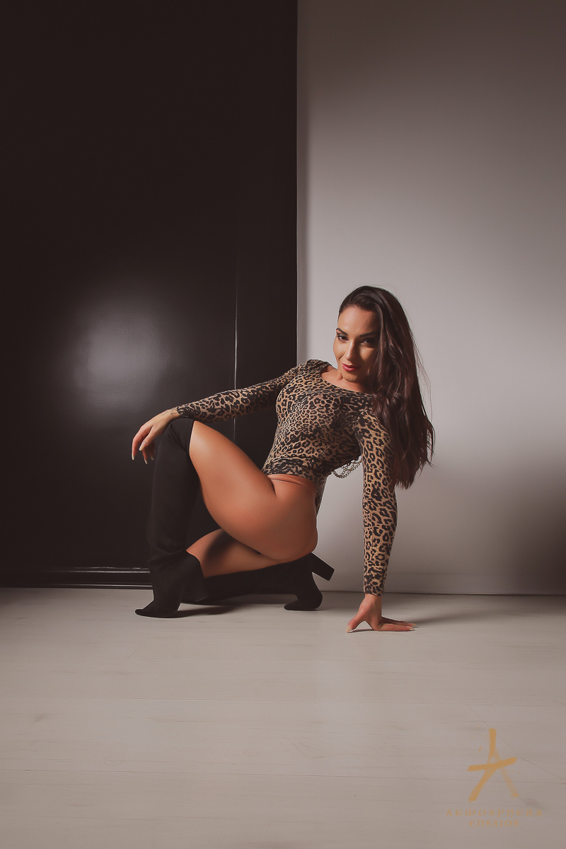 monique bertolini ensaio sensual retratos estúdio em são paulo especializado em mulheres reais verdadeiras auto estima amor próprio lingerie body musculação atividade física dieta exercícios sensualidade olhar penetrante cabelos body oncinha bota carao