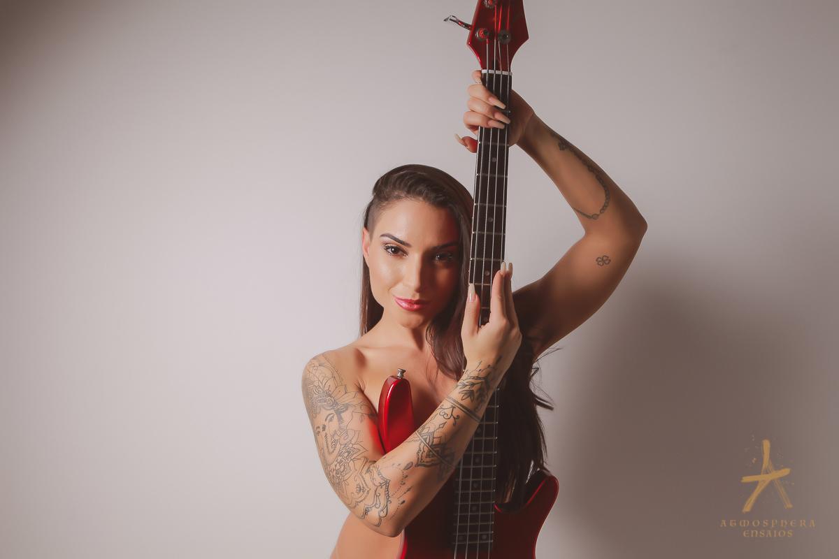 monique bertolini ensaio sensual retratos estúdio em são paulo especializado em mulheres reais verdadeiras auto estima amor próprio lingerie body musculação atividade física dieta exercícios sensualidade contra baixo cabelos body oncinha bota nu nudes