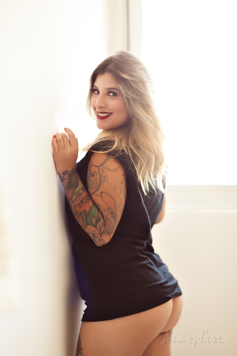 ensaio feminino sensual lingerie loira cabelos maquiagem são paulo book boudoir estúdio fotográfico casual calcinha sexy empoderada mulher verdadeira real sensualidade corpo nu artístico poses fotógrafo profissional camiseta preta casual tattoos