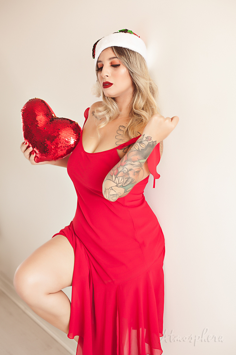 ensaio feminino sensual lingerie loira cabelos maquiagem são paulo book boudoir estúdio fotográfico casual calcinha sexy empoderada mulher verdadeira real sensualidade corpo nu artístico poses fotógrafo profissional vestido vermelho