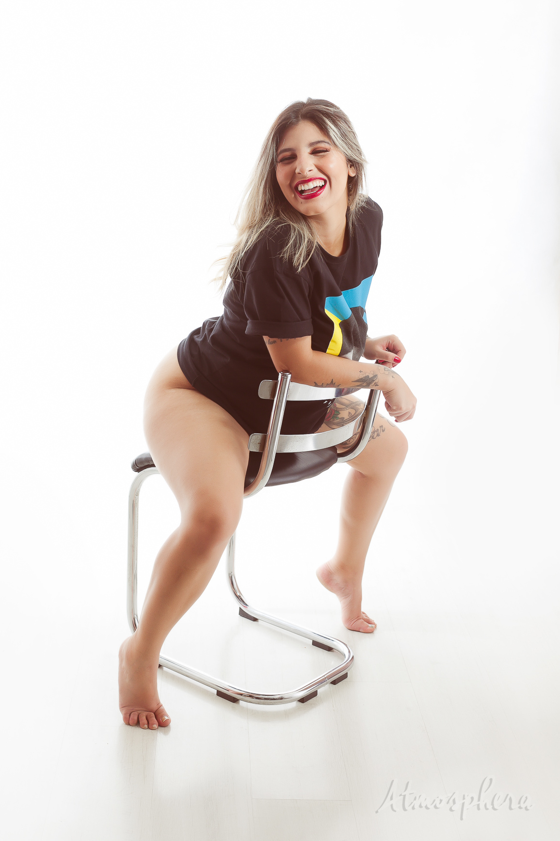 ensaio feminino sensual lingerie loira cabelos maquiagem são paulo book boudoir estúdio fotográfico casual calcinha sexy empoderada mulher verdadeira real sensualidade corpo nu artístico poses fotógrafo profissional camiseta preta casual cadeira sentada