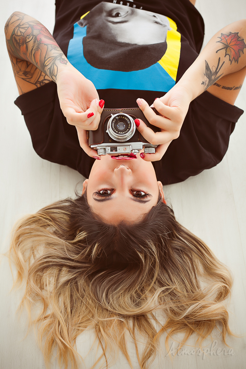 ensaio feminino sensual lingerie loira cabelos maquiagem são paulo book boudoir estúdio fotográfico casual calcinha sexy empoderada mulher verdadeira real sensualidade corpo camera fotografa fotógrafo profissional camiseta preta casual cabelos carão