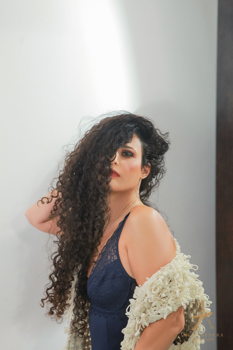 mulher empoderamento feminino cabelos longos morena book fotografico sensual olhar olhando no espelho body sexy cachos