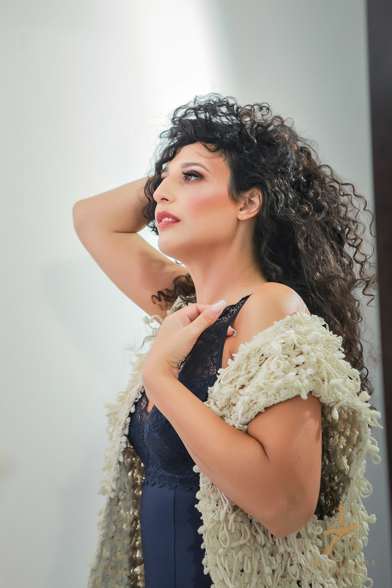 mulher empoderamento feminino cabelos longos morena book fotografico sensual olhar olhando no espelho body sexy  semblante sereno