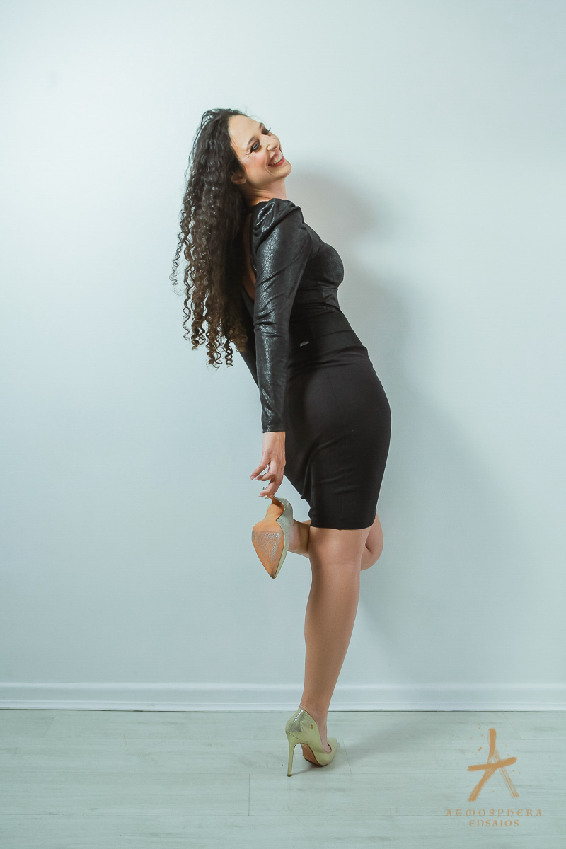 mulher empoderamento feminino cabelos longos morena book fotografico sensual olhar olhando no espelho body sexy azul  vestido preto tubinho pretinho basico salto alto