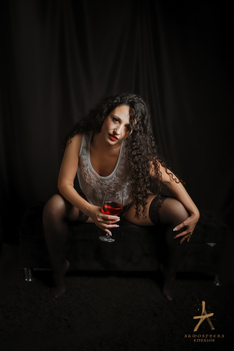 mulher empoderamento feminino cabelos longos morena book fotografico sensual olhar olhando pro fotógrafo lingerie sexy conjunto blusinha branca renda vinho taça encarando a lente