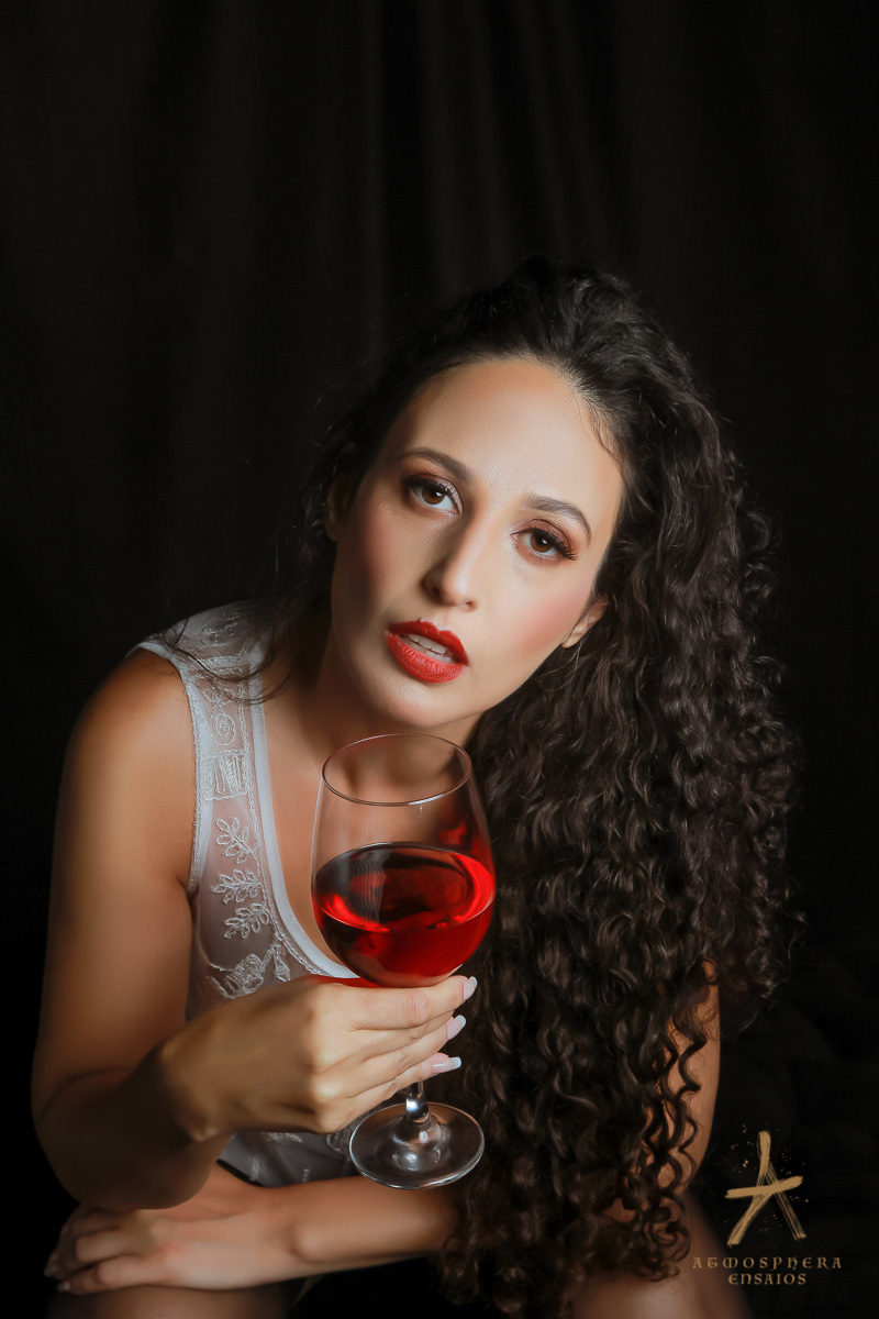 mulher empoderamento feminino cabelos longos morena book fotografico sensual olhar  lingerie sexy conjunto blusinha branca renda vinho taça bebendo olhando bocão lábios vermelhos sensuais