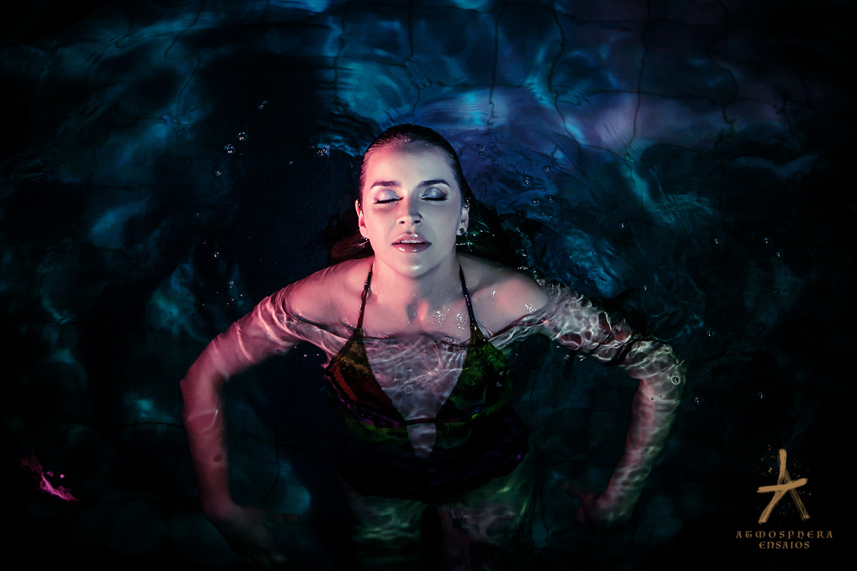 água modelo ensaio nas águas paz tranquilidade pureza ensaio fotográfico book mulher sexy sensual luzes cores amores sensualidade cabelos longos pretos rosa azul mãos movimento make maquiagem profissional fotografia