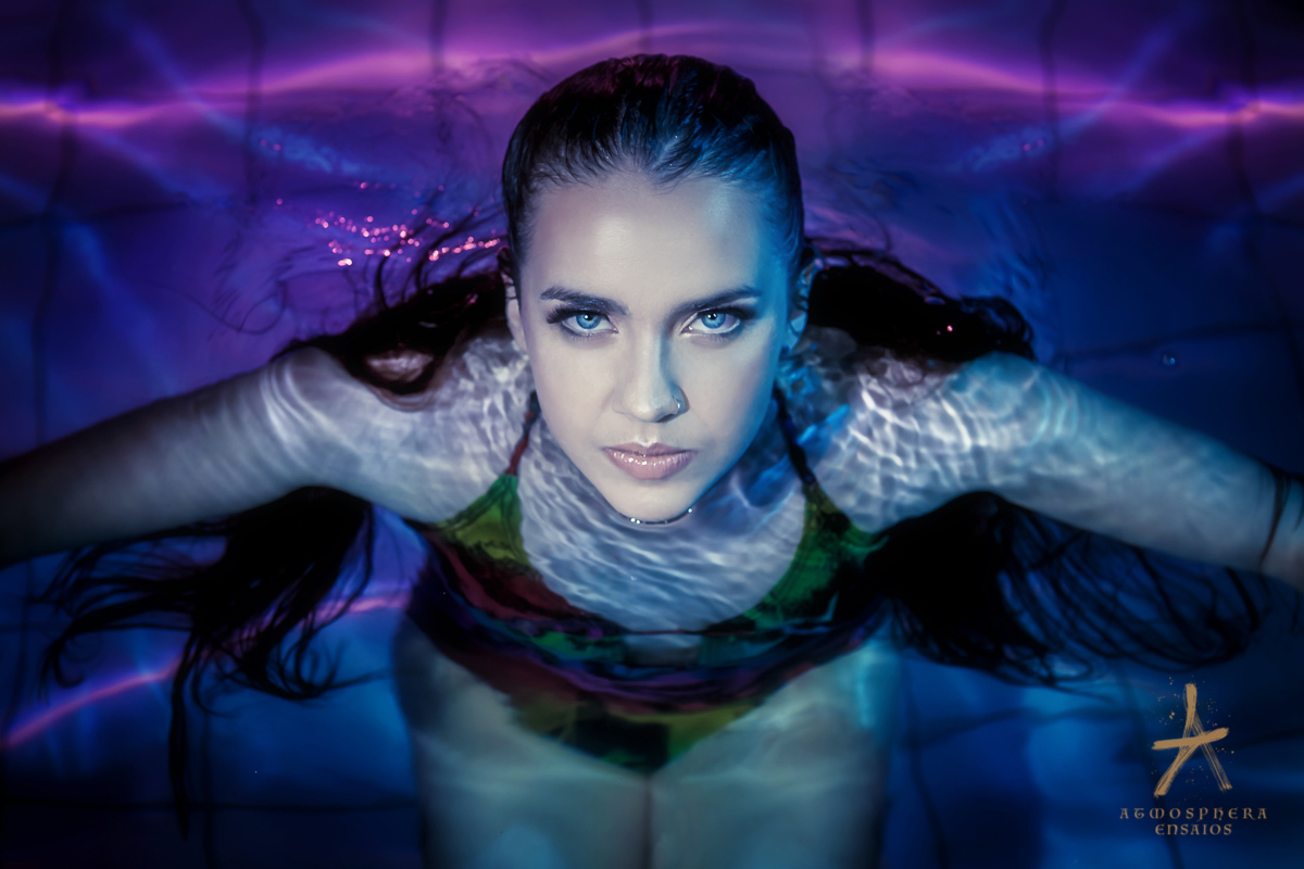 água modelo ensaio nas águas paz tranquilidade pureza ensaio fotográfico book mulher sexy sensual luzes cores amores sensualidade cabelos longos pretos rosa azul mãos movimento olhos boca coração