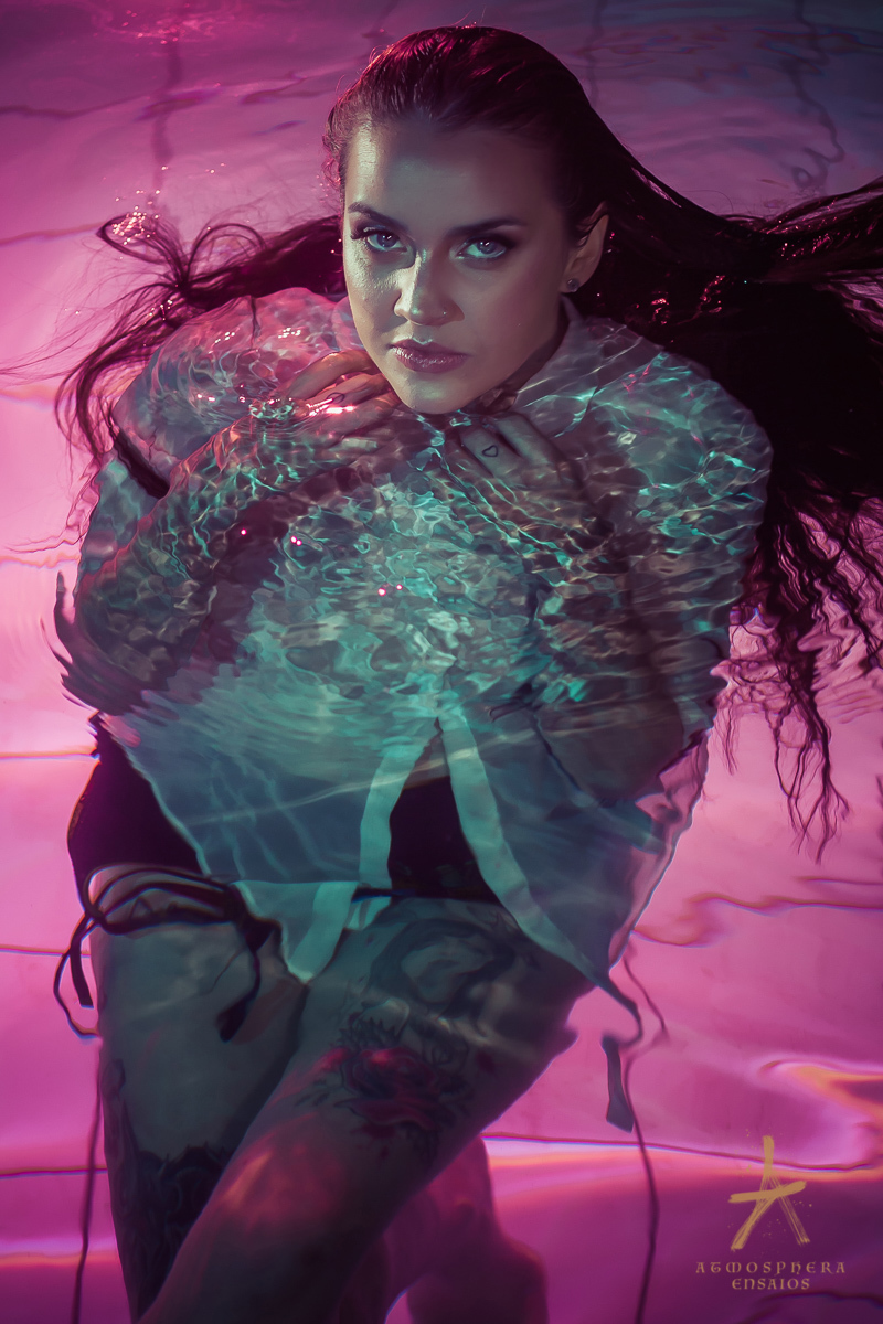 água modelo ensaio nas águas paz tranquilidade pureza ensaio fotográfico book mulher sexy sensual luzes cores amores sensualidade cabelos longos pretos rosa azul mãos movimento calmaria serenidade flutuando