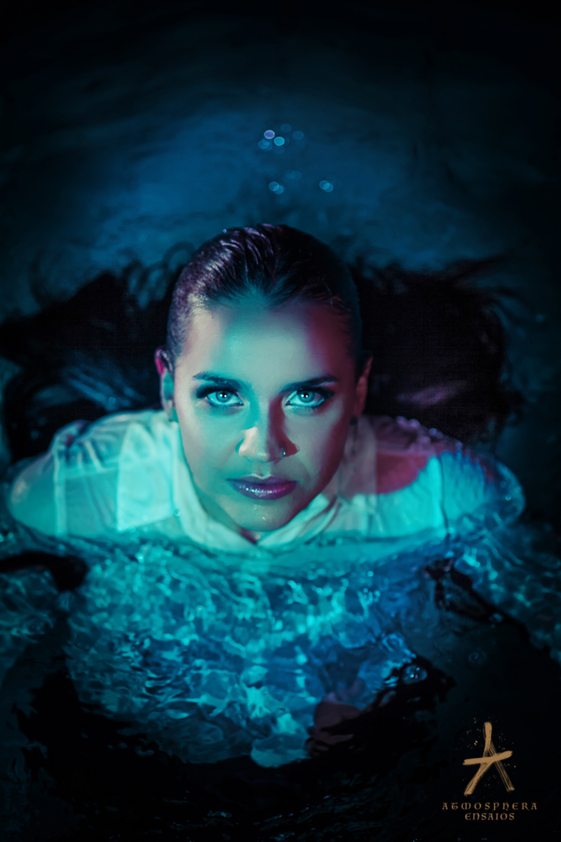 água modelo ensaio nas águas paz tranquilidade pureza ensaio fotográfico book mulher sexy sensual luzes cores amores sensualidade cabelos longos pretos rosa azul mãos movimento breu sombra tenso