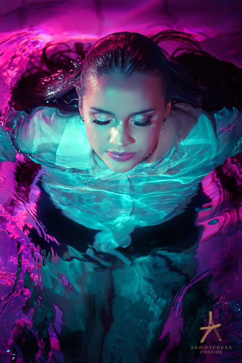 água modelo ensaio nas águas paz tranquilidade pureza ensaio fotográfico book mulher sexy sensual luzes cores amores sensualidade cabelos longos pretos rosa azul mãos movimento maquiagem maquiadora profissional