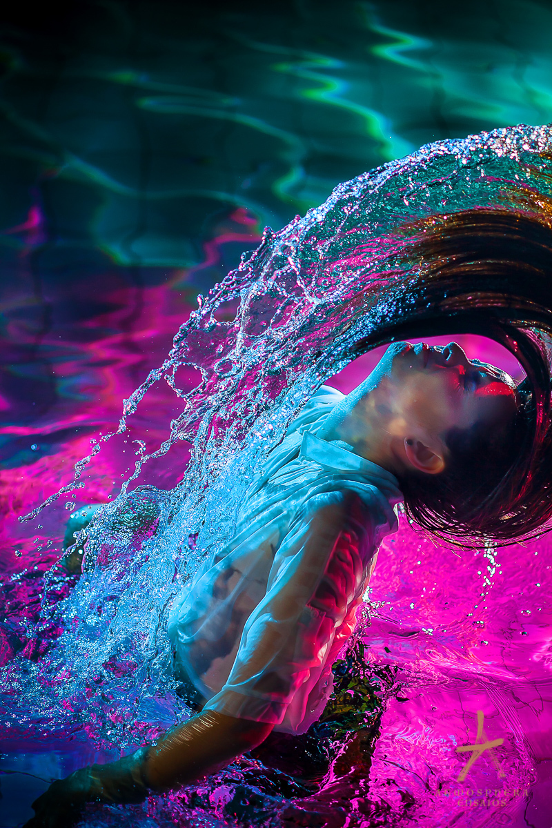 água modelo ensaio nas águas paz tranquilidade pureza ensaio fotográfico book mulher sexy sensual luzes cores amores sensualidade cabelos longos pretos rosa azul mãos movimento splash mover congelado sensual camisa branca