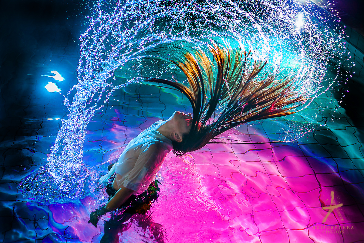 água modelo ensaio nas águas paz tranquilidade pureza ensaio fotográfico book mulher sexy sensual luzes cores amores sensualidade cabelos longos pretos rosa azul mãos movimento splash mover congelado sensual camisa branca arte galeria artística