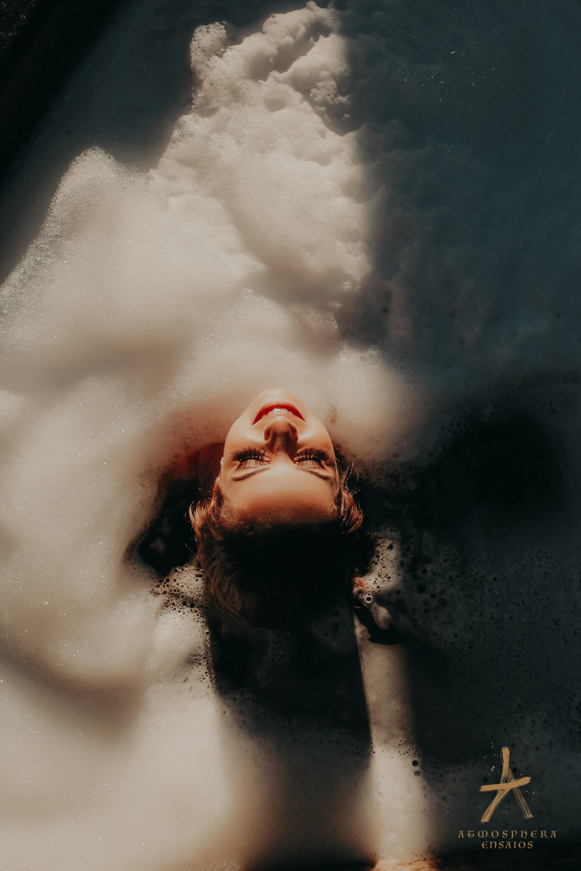 ensaio fotográfico sensual atmosphera motel champanhe santo andre são paulo feminino sexy quartos suítes hidromassagem banheira espuma sol deitada pelada nua