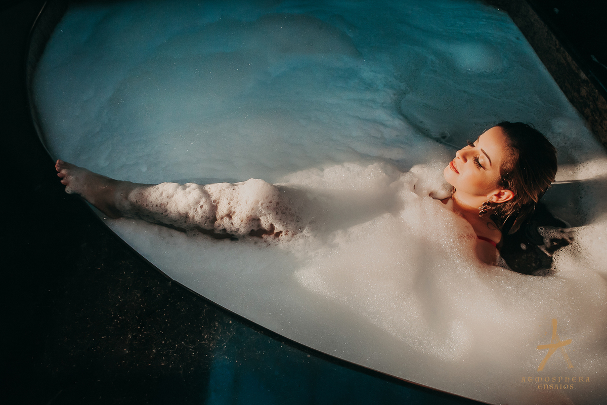 ensaio fotográfico sensual atmosphera motel champanhe santo andre são paulo feminino sexy quartos suítes hidromassagem banheira espuma sol deitada pelada nua