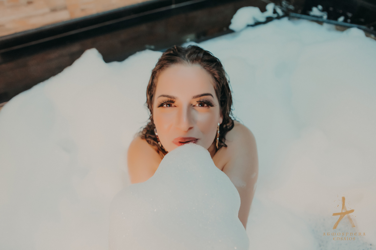 ensaio fotográfico sensual atmosphera motel champanhe santo andre são paulo feminino sexy quartos suítes hidromassagem banheira espuma sol deitada pelada nua