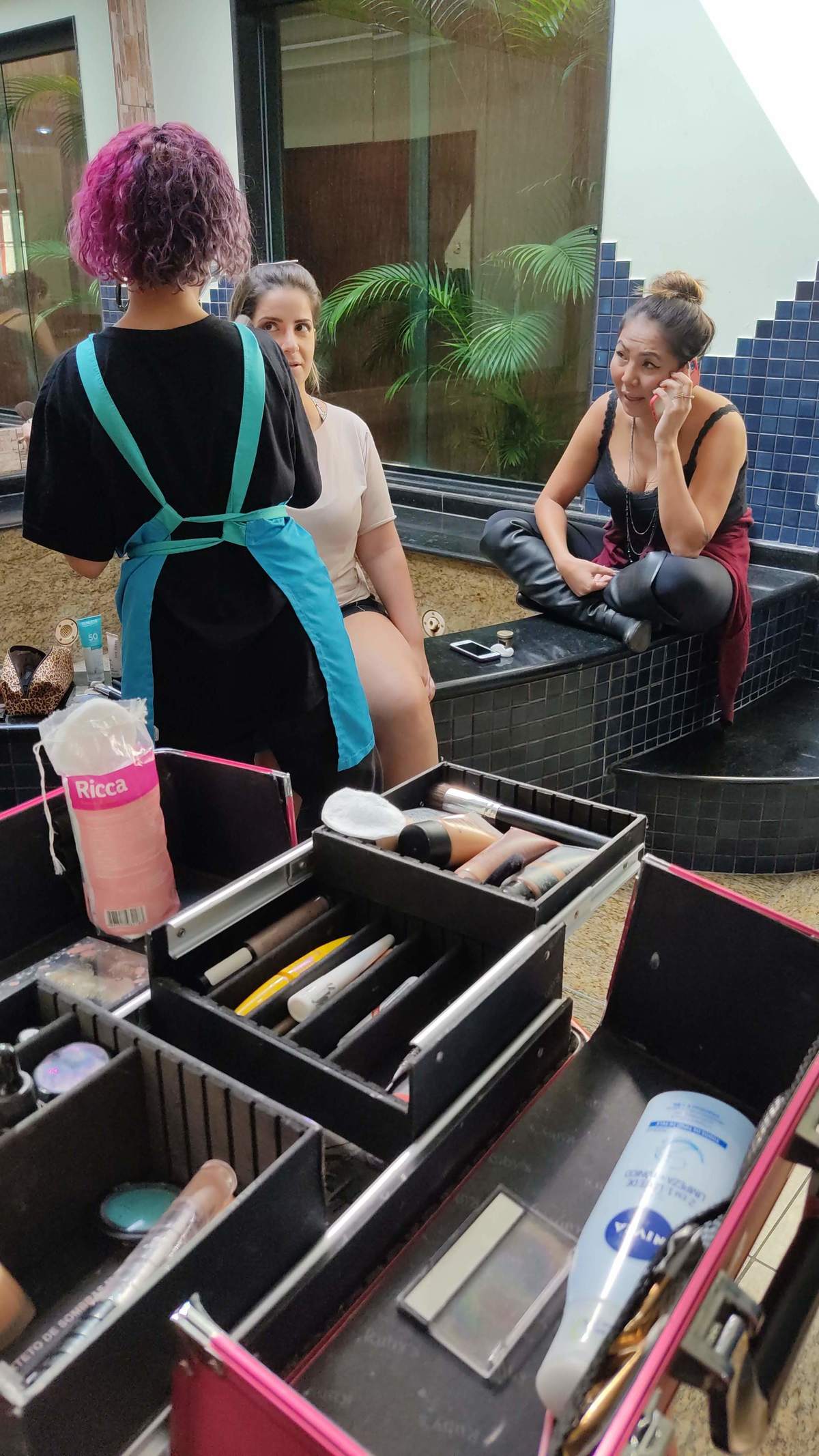 produção ensaio fotografico sensual bastidores motel champanhe loira modelo semi nua maquiagem profissional makeup locação profissional boudoir feminino sexy sensual hidromassagem