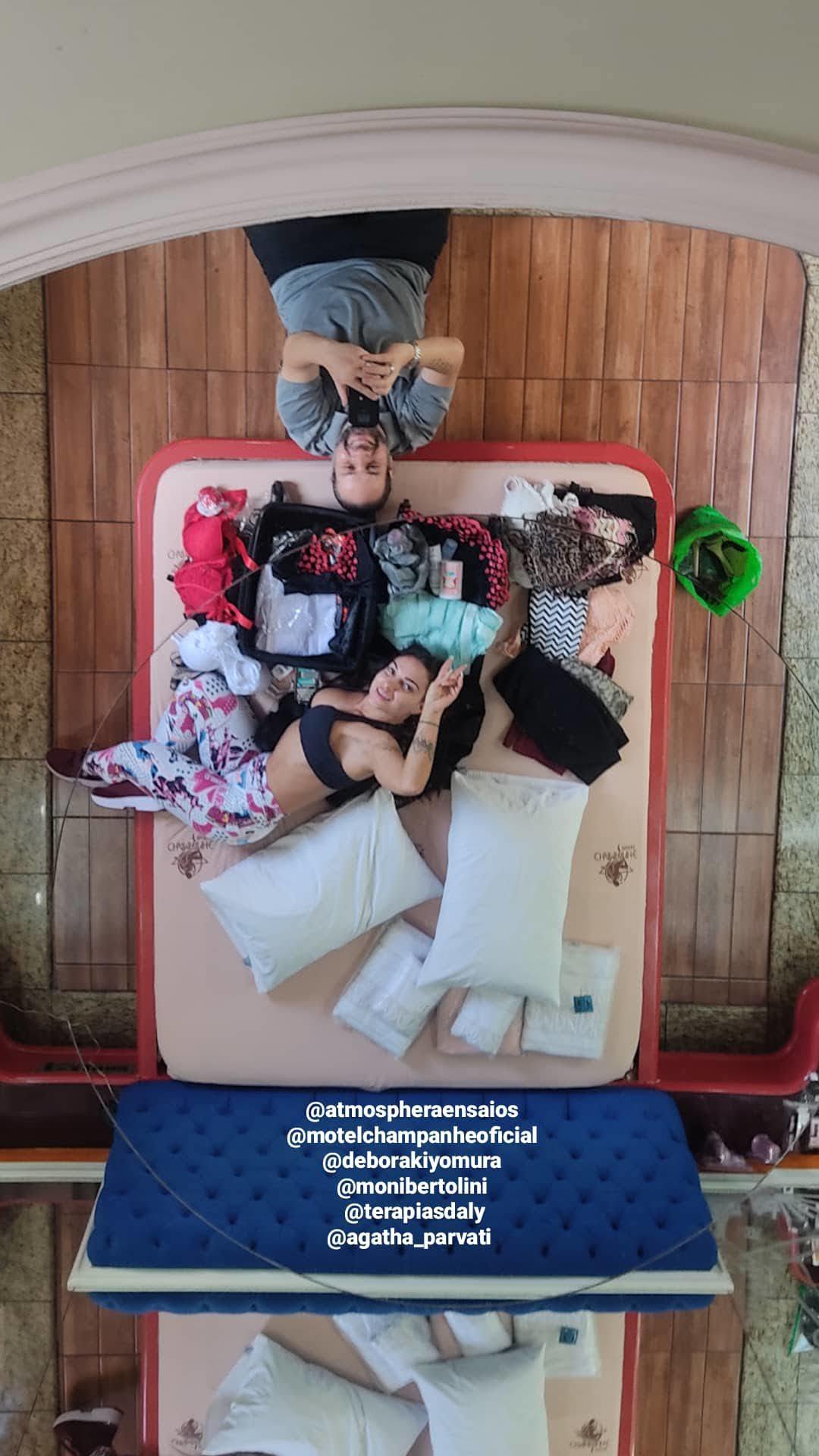 produção ensaio fotografico sensual bastidores motel champanhe loira modelo semi nua maquiagem profissional makeup locação profissional boudoir feminino sexy sensual hidromassagem