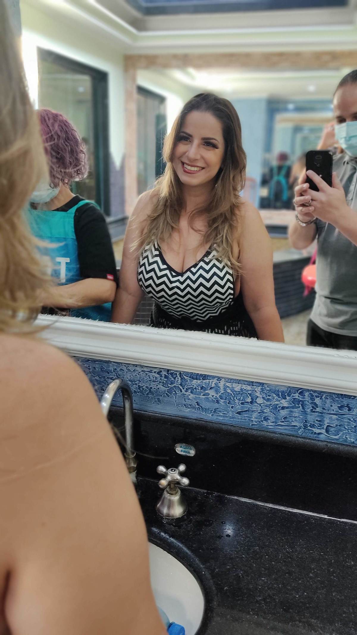 produção ensaio fotografico sensual bastidores motel champanhe loira modelo semi nua maquiagem profissional makeup locação profissional boudoir feminino sexy sensual hidromassagem equipe pronta model