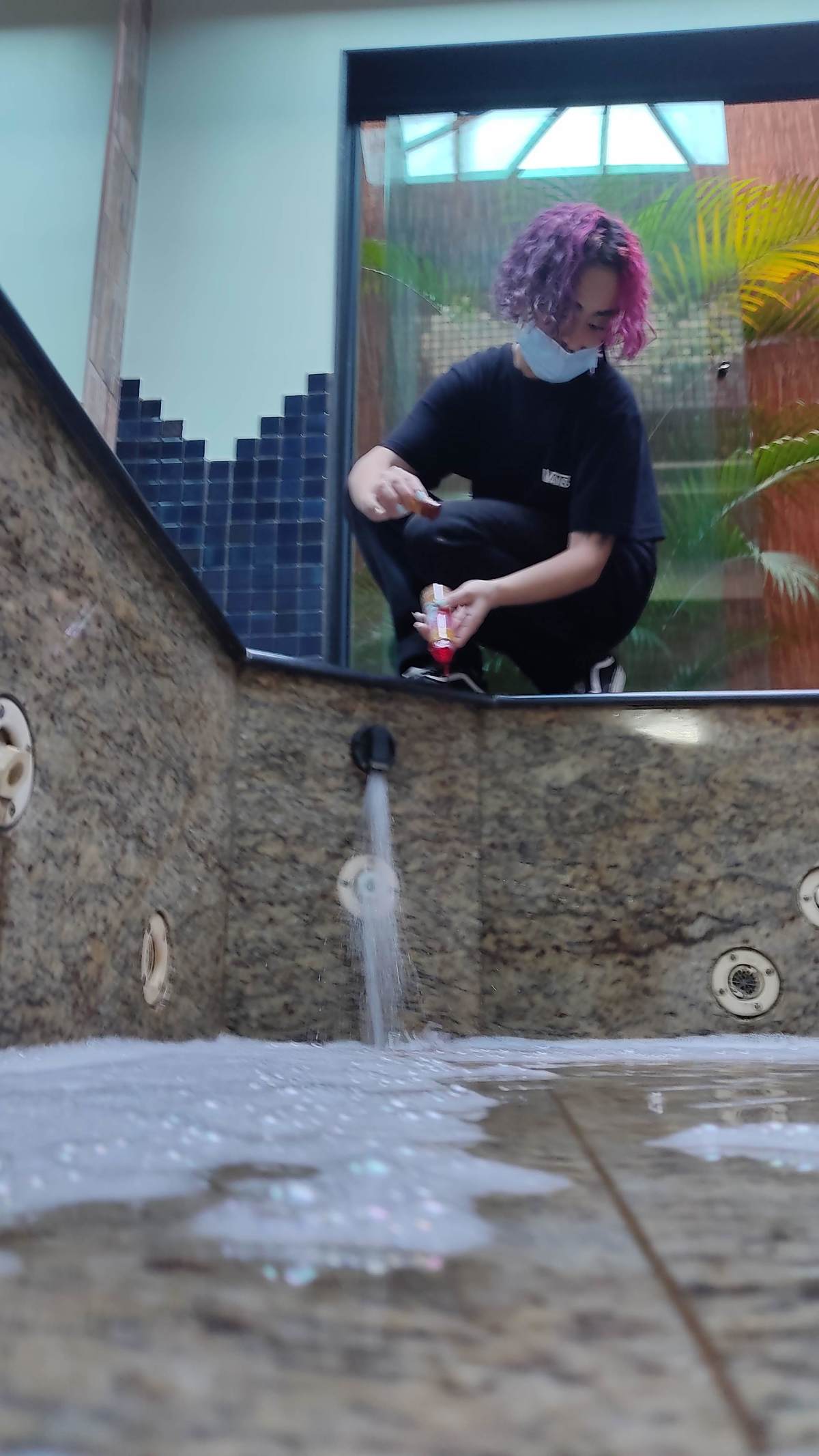 produção ensaio fotografico sensual bastidores motel champanhe loira modelo semi nua maquiagem profissional makeup locação profissional boudoir feminino sexy sensual hidromassagem equipe pronta bastidores