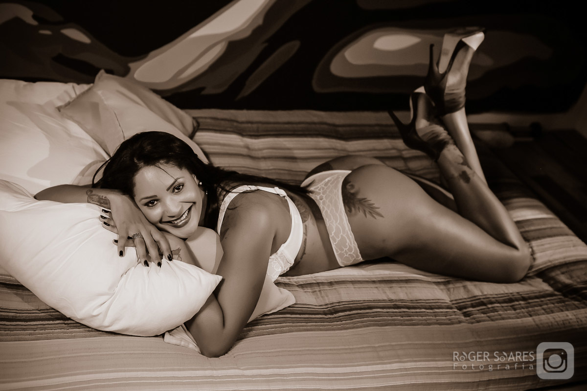 Ensaio sensual book feminino boudoir sexy calcinha lingerie cabelos longos pretos morena negra lisos olhar boca deitada maravilhosa linda almofadas cama tapete chão sofá maquiagem makeup sephia preto e branco corpo nu estudio