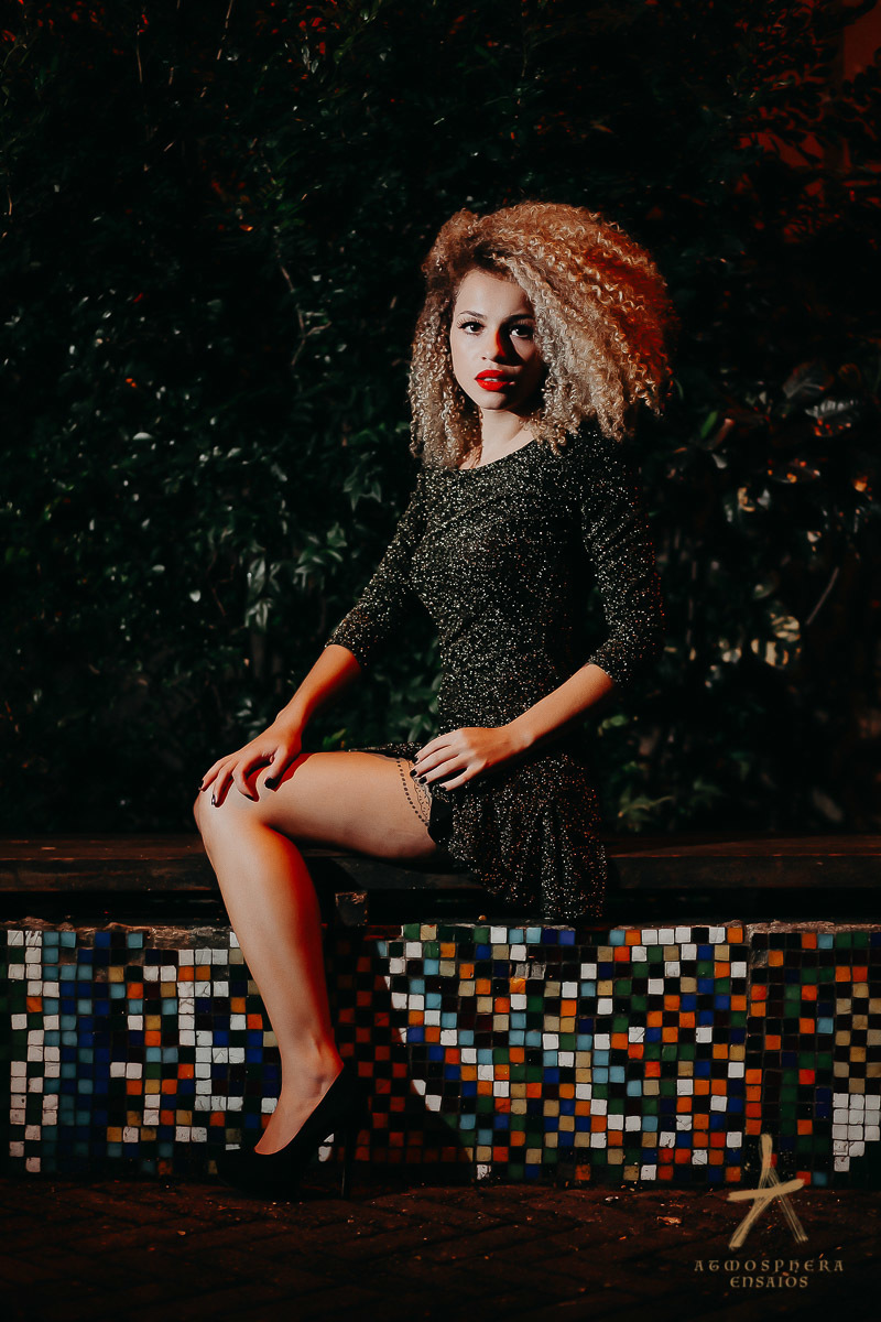 Jaqueline Denise Jaque Cacheia Cacho Cachinhos Tuim Cabelos Cacheados Tonalizados Colorizados Pintados Loiros Ensaio Fotográfico Sensual Boudoir Feminino Retratos Book Avenida Paulista Externo Noturno Banheiro Químico