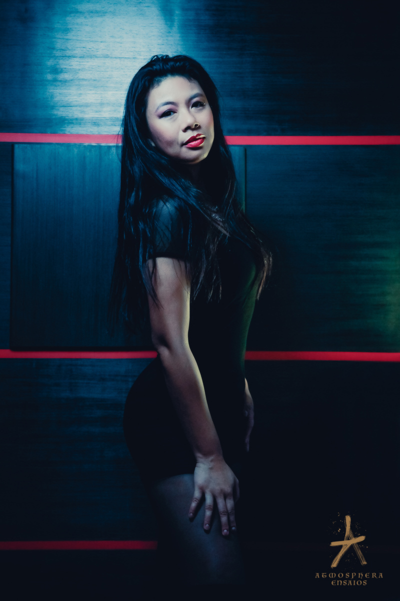 ENSAIO FOTOGRAFICO FEMININO SENSUAL BOUDOIR SEXY MOTEL LOCAÇÃO EXTERNA QUARTO SUITE BANHEIRA ATRIZ SANGUE ORIENTAL MEIA CALÇA SALTO BATOM MEIA CALÇA LUZES CORES PRETO BASICO MAQUIAGEM PENTEADO EMPODERAMENTO MULHER
