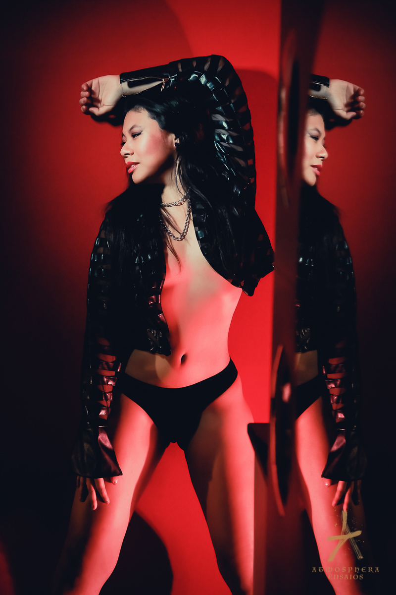 ENSAIO FOTOGRAFICO FEMININO SENSUAL BOUDOIR SEXY MOTEL LOCAÇÃO EXTERNA QUARTO SUITE BANHEIRA ATRIZ SANGUE ORIENTAL MEIA CALÇA SALTO BATOM MEIA CALÇA LUZES CORES PRETO BASICO MAQUIAGEM PENTEADO EMPODERAMENTO MULHER
