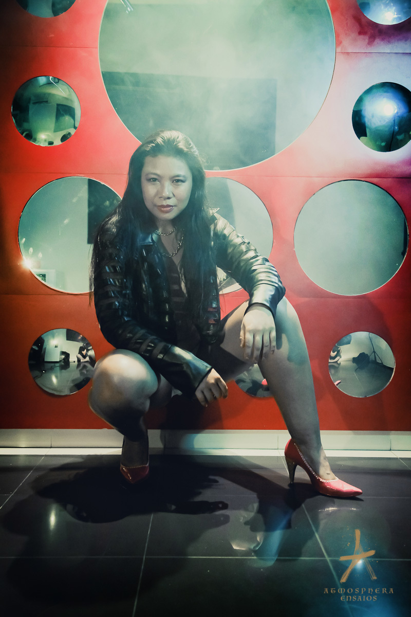 ENSAIO FOTOGRAFICO FEMININO SENSUAL BOUDOIR SEXY MOTEL LOCAÇÃO EXTERNA QUARTO SUITE BANHEIRA ATRIZ SANGUE ORIENTAL MEIA CALÇA SALTO BATOM MEIA CALÇA LUZES CORES PRETO BASICO MAQUIAGEM PENTEADO EMPODERAMENTO MULHER
