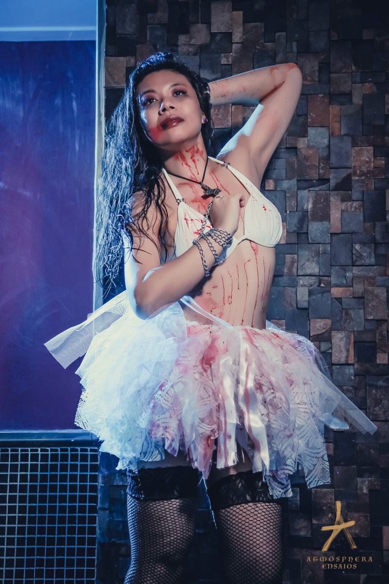 ENSAIO FOTOGRAFICO FEMININO SENSUAL BOUDOIR SEXY MOTEL LOCAÇÃO EXTERNA QUARTO SUITE BANHEIRA ATRIZ SANGUE ORIENTAL MEIA CALÇA SALTO BATOM MEIA CALÇA LUZES CORES PRETO BASICO MAQUIAGEM PENTEADO EMPODERAMENTO MULHER
